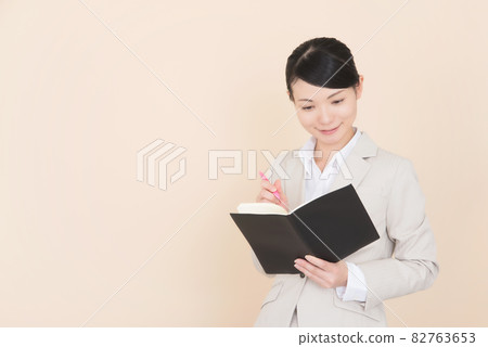 A woman with a suit with a note 82763653
