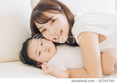 Baby and mother Baby and mother 82763788