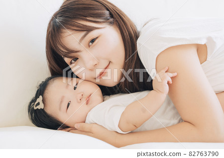 Baby and mother Baby and mother 82763790