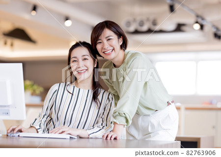一邊看商務電腦一邊開會的女人 圖片合作:WEEK Shibadaimon(Sun Frontier Fudousan) 一邊看商務電腦一邊開會的女人 圖片合作:WEEK Shibadaimon(Sun Frontier Fudousan) 82763906