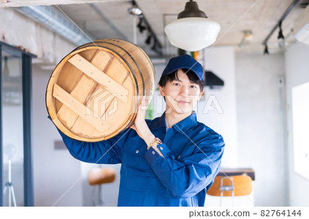 釀造高品質葡萄酒的男士 82764144