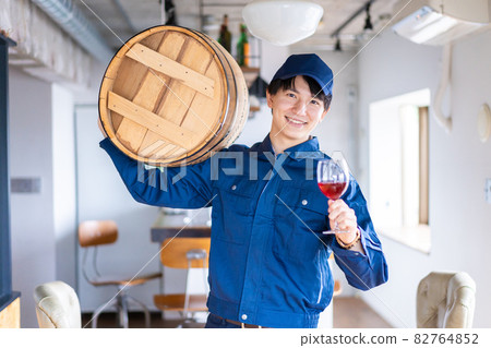 釀造高品質葡萄酒的男士 釀造高品質葡萄酒的男士 82764852