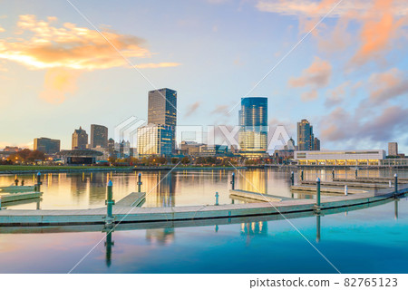 Milwaukee skyline 82765123