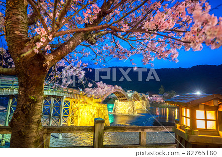 Cherry blossom Full Bloom at Kintaikyo Bridge Cherry blossom Full Bloom at Kintaikyo Bridge 82765180