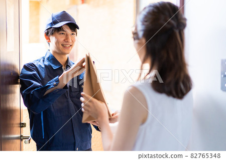 接受送餐的年輕女子 接受送餐的年輕女子 82765348