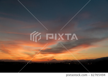落日的天空和富士山 82765494