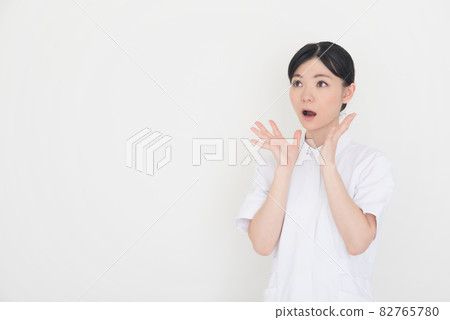 驚奇的護士婦女 驚奇的護士婦女 82765780