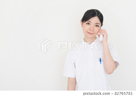 打電話的護士婦女 打電話的護士婦女 82765781