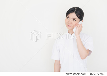 打電話的護士婦女 82765782
