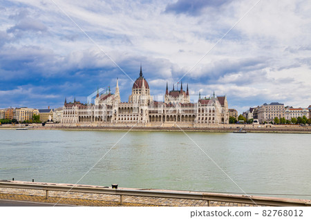 Famous Hungarian Parliament Building in Budapest Famous Hungarian Parliament Building in Budapest 82768012
