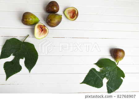 Figs with leaves 82768907