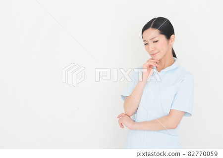 擔心的護士婦女 擔心的護士婦女 82770059