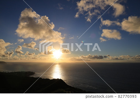 [USA] Hawaii Honolulu sunrise, beautiful sea, sky and clouds 82770393