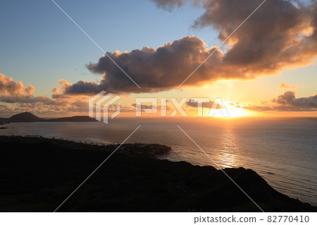【美國】夏威夷火奴魯魯日出,美麗的海天和雲彩 【美國】夏威夷火奴魯魯日出,美麗的海天和雲彩 82770410