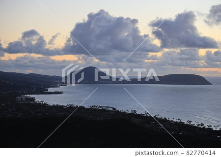 【美國】夏威夷火奴魯魯日出,美麗的海天和雲彩 【美國】夏威夷火奴魯魯日出,美麗的海天和雲彩 82770414