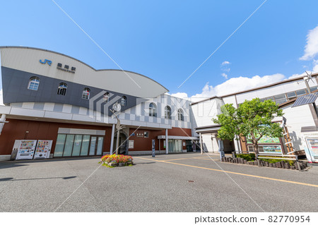 JR Toyooka Station in the blue sky, Toyooka City, Hyogo Prefecture 82770954