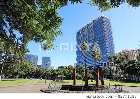 [USA] Hawaii Honolulu's greenery, cityscape and blue sky 82771188