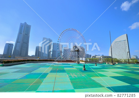 Wind with Ferris wheel in Minatomirai, Yokohama City, Kanagawa Prefecture 82771285