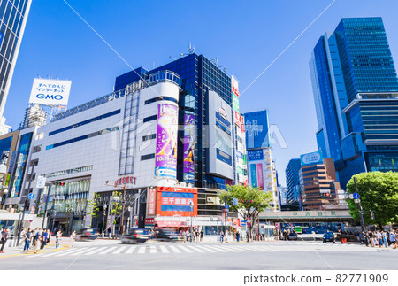 Tokyo Shibuya Scramble Crossing 82771909