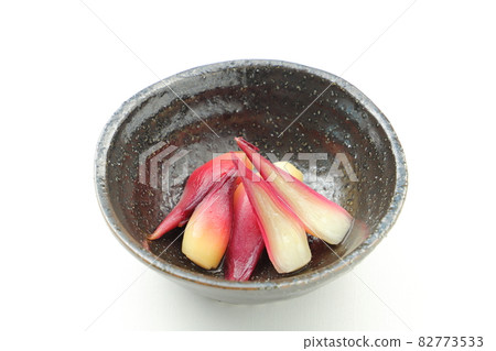 Sweet and sour pickled Zingiber mioga 82773533