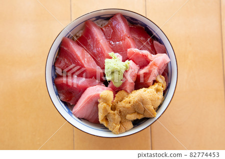 《Oma, Aomori Prefecture》 Oma tuna bowl (with sea urchin) 82774453