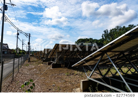 可再生能源發電設備 太陽能電池板和藍天 82774569