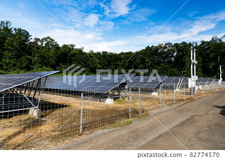 可再生能源發電設備 太陽能電池板和藍天 可再生能源發電設備 太陽能電池板和藍天 82774570