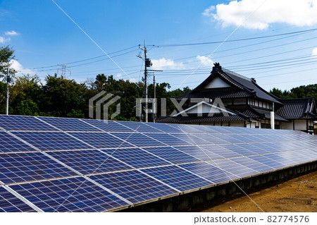 碳中和可再生能源發電設備太陽能電池板和藍天 82774576