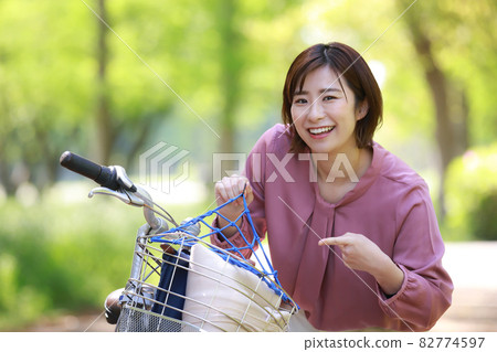 一個戴自行車網的女人 一個戴自行車網的女人 82774597