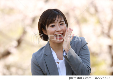 Female employees cheering Female employees cheering 82774622