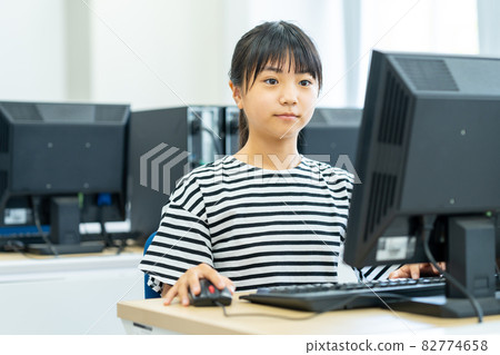 電腦教室裡的小女生 拍攝合作:中央工業大學附屬日本語學校 電腦教室裡的小女生 拍攝合作:中央工業大學附屬日本語學校 82774658