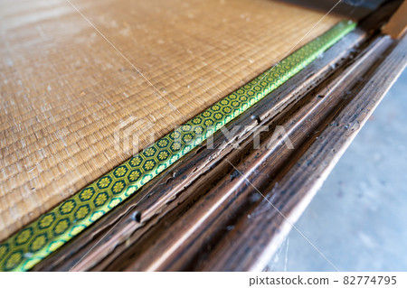 Aged house tatami mats and shikii 82774795
