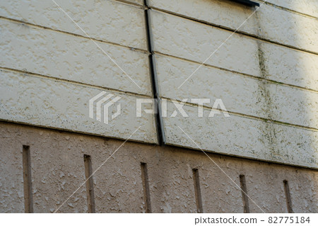 Siding warpage and peeling 82775184