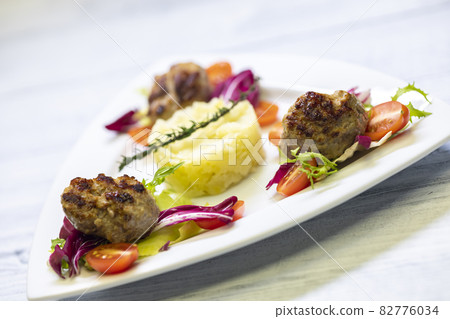 minced veal steaks with mashed potatoes and salad minced veal steaks with mashed potatoes and salad 82776034