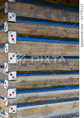 Old wooden houses in village Osturna, Spiska magura region, Slovakia 82776124