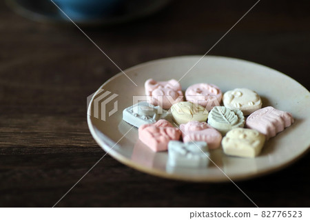 動物形狀的彩色日式糕點和三盆 動物形狀的彩色日式糕點和三盆 82776523