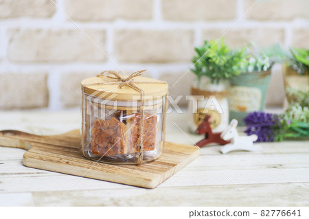Almond Florentine gift package in a fashionable transparent container Almond Florentine gift package in a fashionable transparent container 82776641
