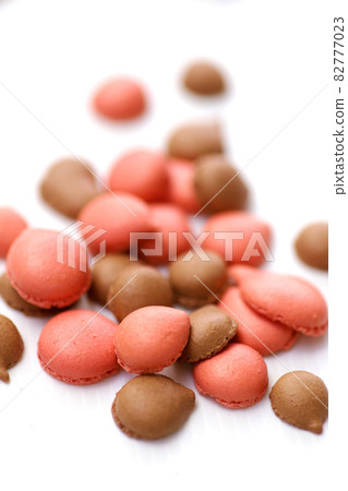Strawberry and chocolate flavored macaron drop sweets 82777023