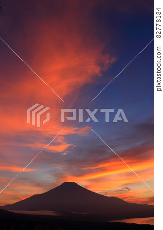 Silhouette of the sky, Lake Yamanaka and Mt. Fuji dyed in the setting sun 82778184