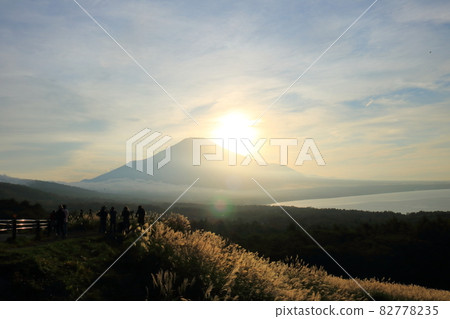 被夕陽染紅的天空、山中湖和富士山的輪廓、蒲葦 被夕陽染紅的天空、山中湖和富士山的輪廓、蒲葦 82778235