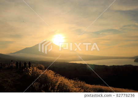 被夕陽染紅的天空、山中湖和富士山的輪廓、蒲葦 被夕陽染紅的天空、山中湖和富士山的輪廓、蒲葦 82778236