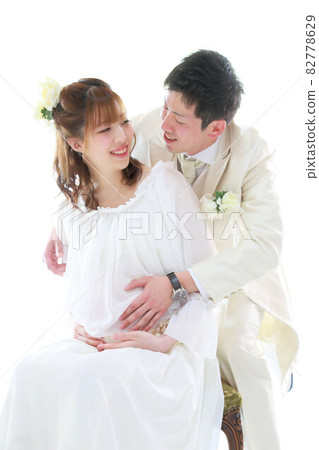 A refreshing maternity photo of a bright couple 82778629