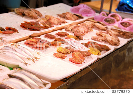 處理新鮮海鮮的傳統魚店和魚市的形象 82779270