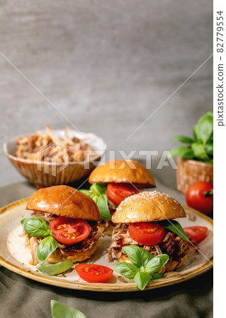 Set of homemade mini burgers with stew beef 82779554