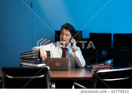Businessman overtime middle man smartphone 82779813