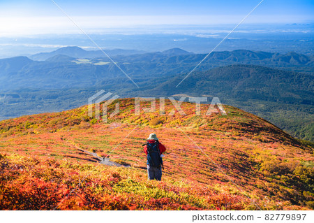 栗駒山全能秋天離開了上帝的地毯和登山者 栗駒山全能秋天離開了上帝的地毯和登山者 82779897