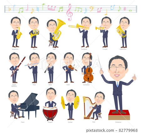 一組戴眼鏡演奏古典音樂的中年男子 82779968