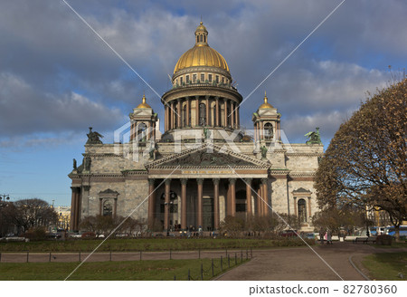 View of St. Isaac Cathedral in autumn 82780360