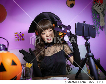 [Halloween] Woman in witch costume 82781441