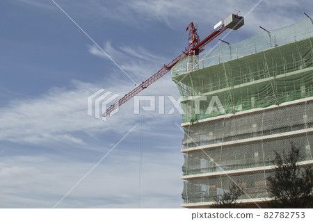building under construction with crane and blue sky background 82782753